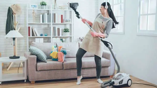 lyssna på musik när du städar är bra hushållsknep